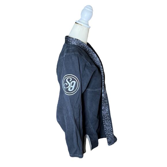 Strych 9 Hemlock Gi Jiu Jitsu Athletic Wear Charcoal Black Men’s Fighter Robe - Picture 10 of 10